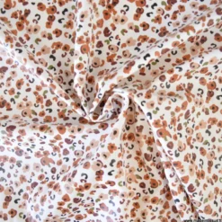 Tissu imperméable Ebbie type ciré motif léopard fond écru