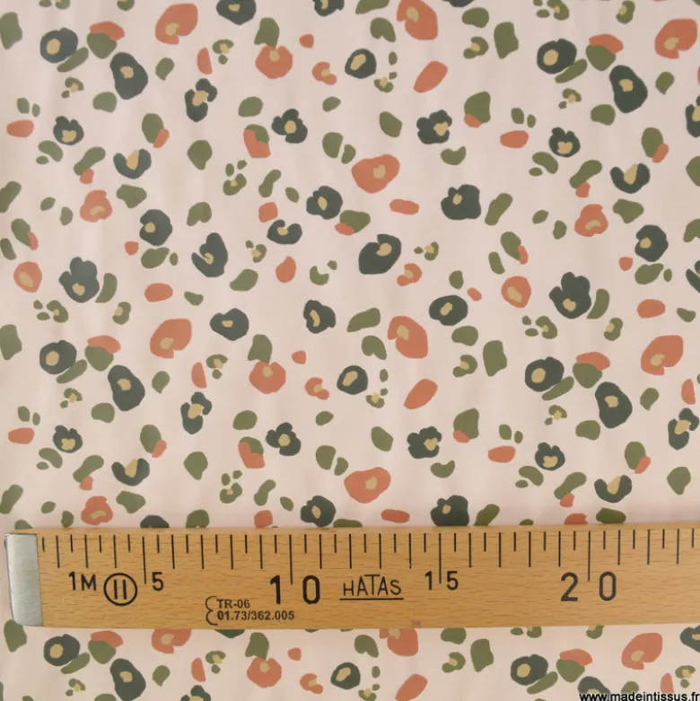 Tissu imperméable Felyna type ciré motif léopard Graou fond écru