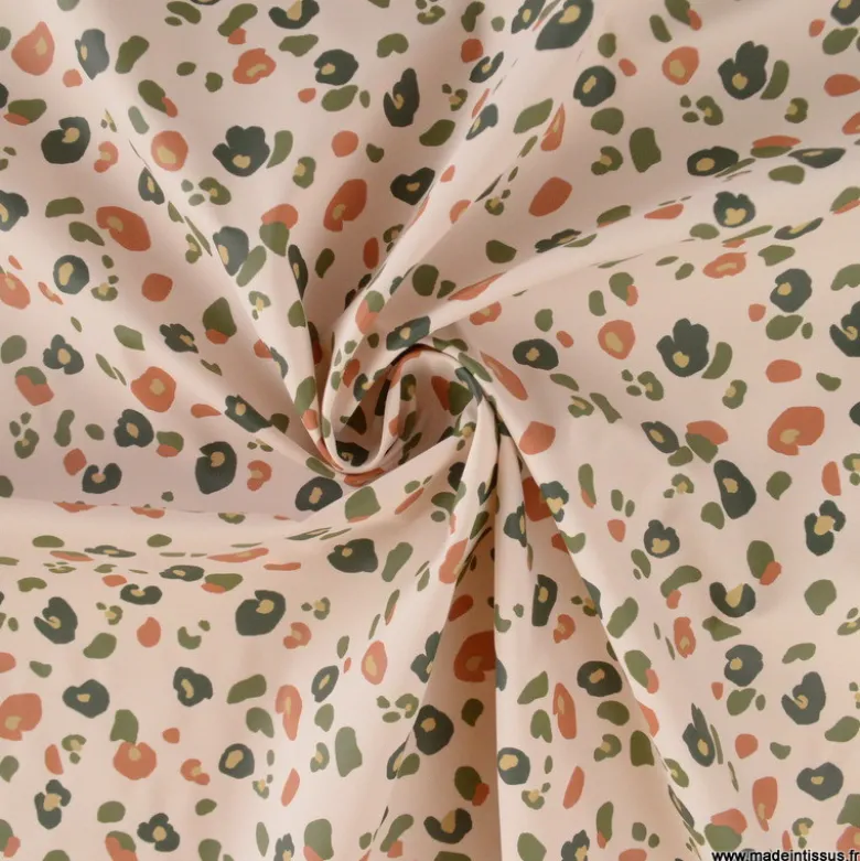 Tissu imperméable Felyna type ciré motif léopard Graou fond écru