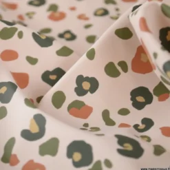 Tissu imperméable Felyna type ciré motif léopard Graou fond écru