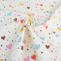 Tissu imperméable Tiamo type ciré de pluie motif coeurs bleus et roses