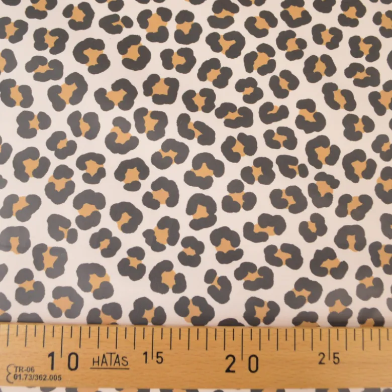 Tissu imperméable type ciré motif léopard fond écru