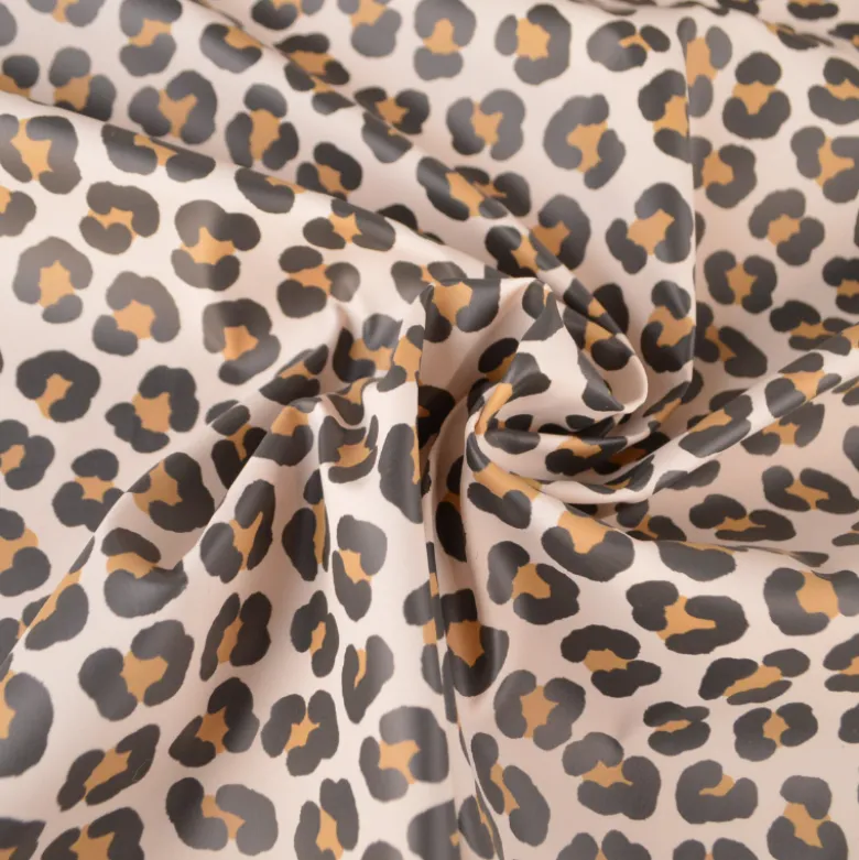 Tissu imperméable type ciré motif léopard fond écru