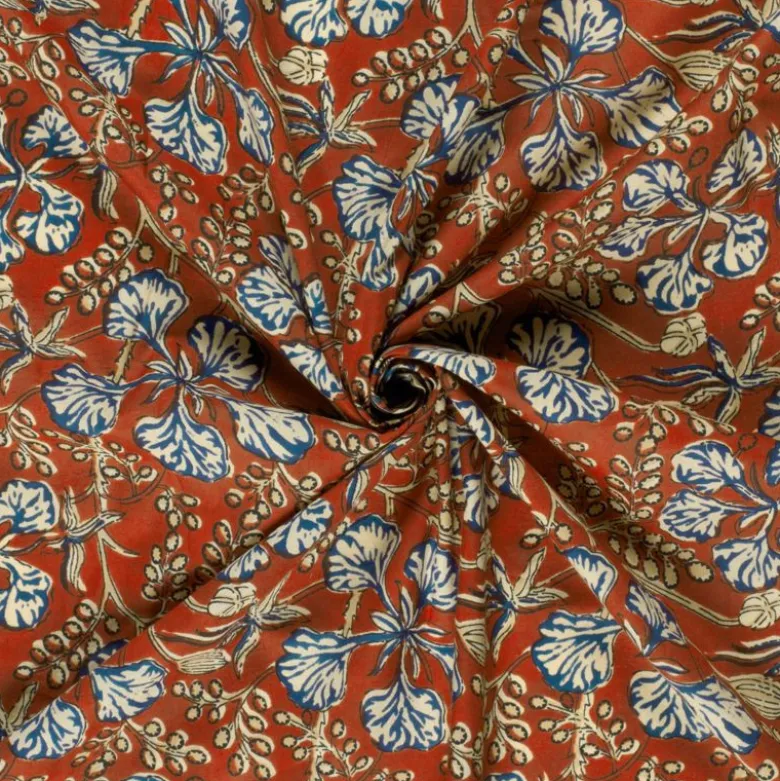 Tissu indien en voile de coton – Motif floral Chandani bleu sur fond rouge profond