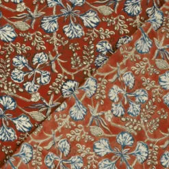 Tissu indien en voile de coton – Motif floral Chandani bleu sur fond rouge profond