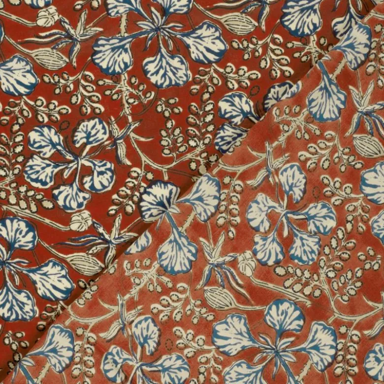 Tissu indien en voile de coton – Motif floral Chandani bleu sur fond rouge profond