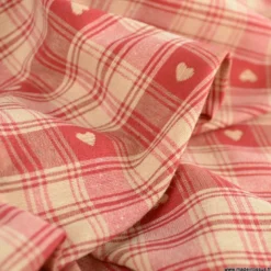 Tissu Jacquard Ecrins à carreaux et petits coeurs rouge