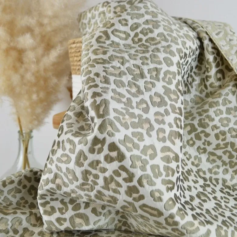 Tissu jacquard Habillement Leopard Lurex beige et vert olive