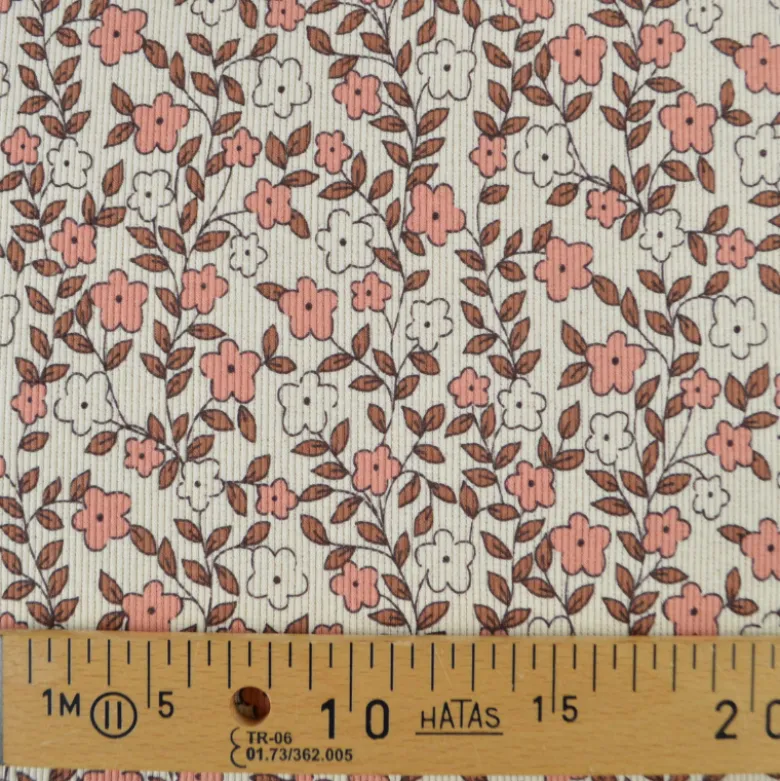 Tissu jersey côtelé bio motif fleurs roses et caramel fond naturel