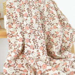 Tissu jersey côtelé bio motif fleurs roses et caramel fond naturel