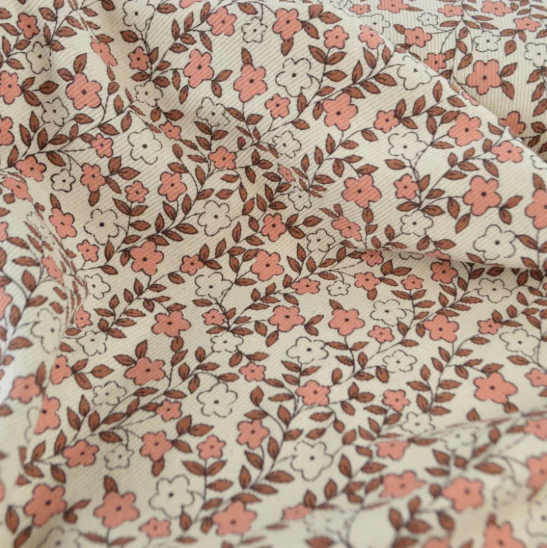 Tissu jersey côtelé bio motif fleurs roses et caramel fond naturel