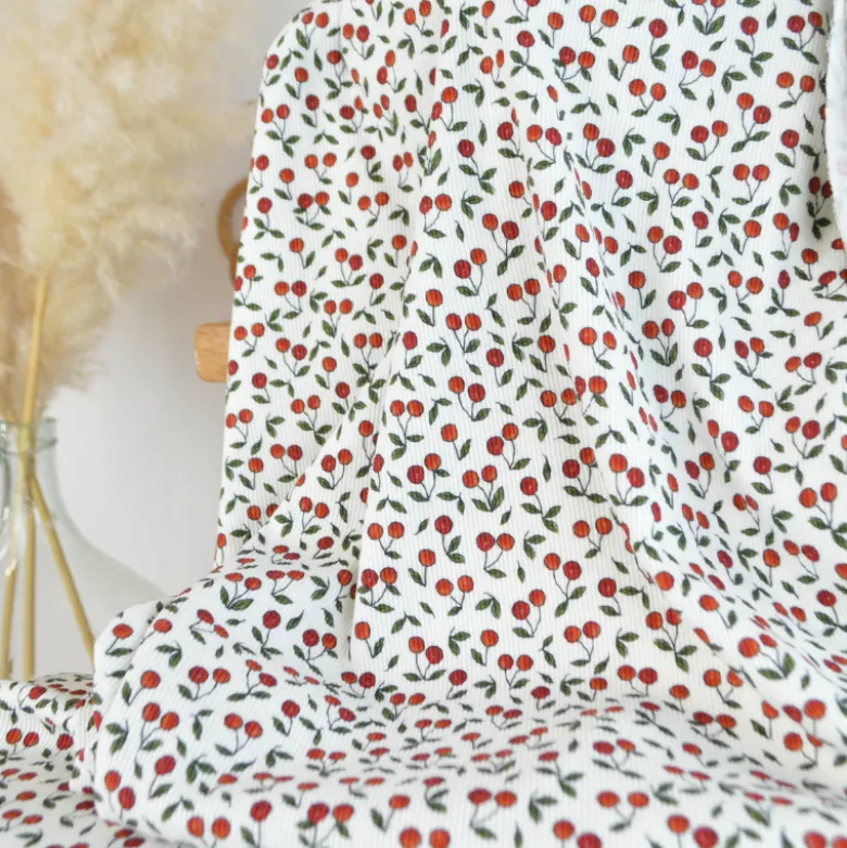 Tissu jersey côtelé motif cerises fond blanc cassé