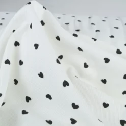 Tissu jersey côtelé motif coeurs Noirs fond blanc
