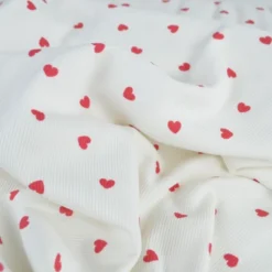 Tissu jersey côtelé motif coeurs rouges fond blanc