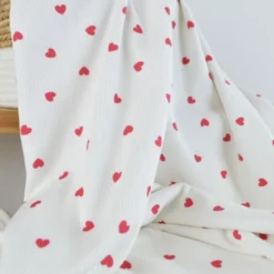 Tissu jersey côtelé motif coeurs rouges fond blanc