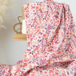 Tissu jersey côtelé motif fleurs automnales roses