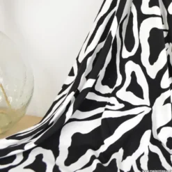 Tissu Jersey de Viscose Mael motifs pétale noir