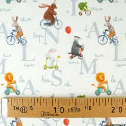 Tissu jersey motif animaux faisant du vélo fond blanc