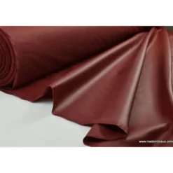 Tissu leger imperméable étanche polyester enduit acrylique bordeaux .