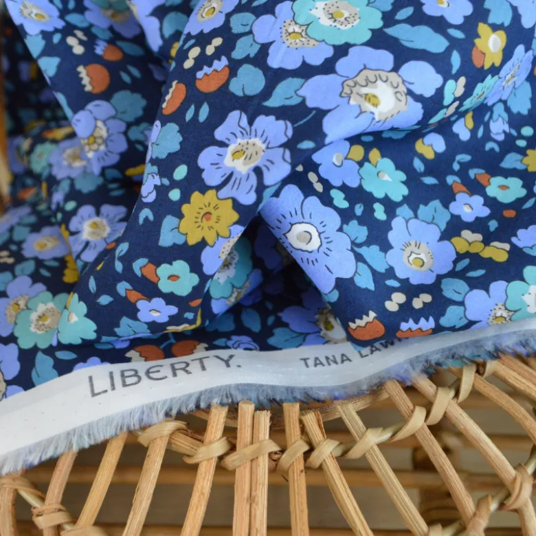 Tissu Liberty of London - Betsy Meadow bleu marine