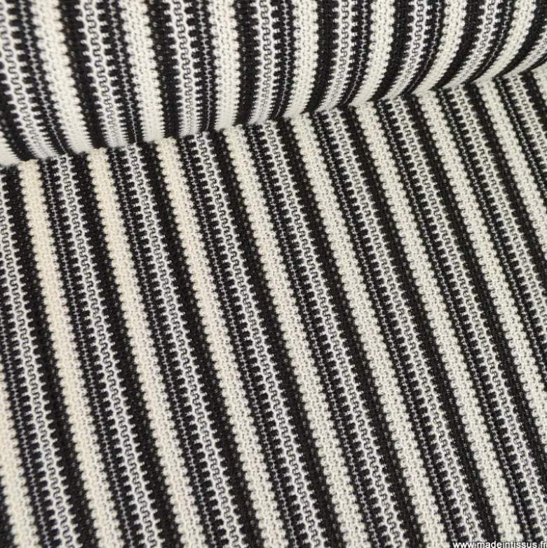 Tissu maille ajourée rayée noire et blanche – Chic et confortable