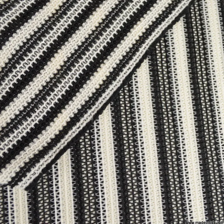 Tissu maille ajourée rayée noire et blanche – Chic et confortable