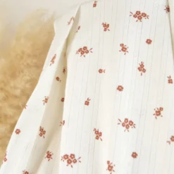 Tissu maille pointelle coton motif petites fleurs terracotta fond écru