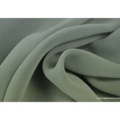 Tissu Mousseline fluide polyester gris .
