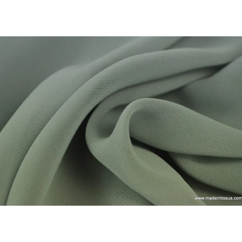Tissu Mousseline fluide polyester gris .