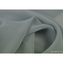 Tissu Mousseline fluide polyester gris .