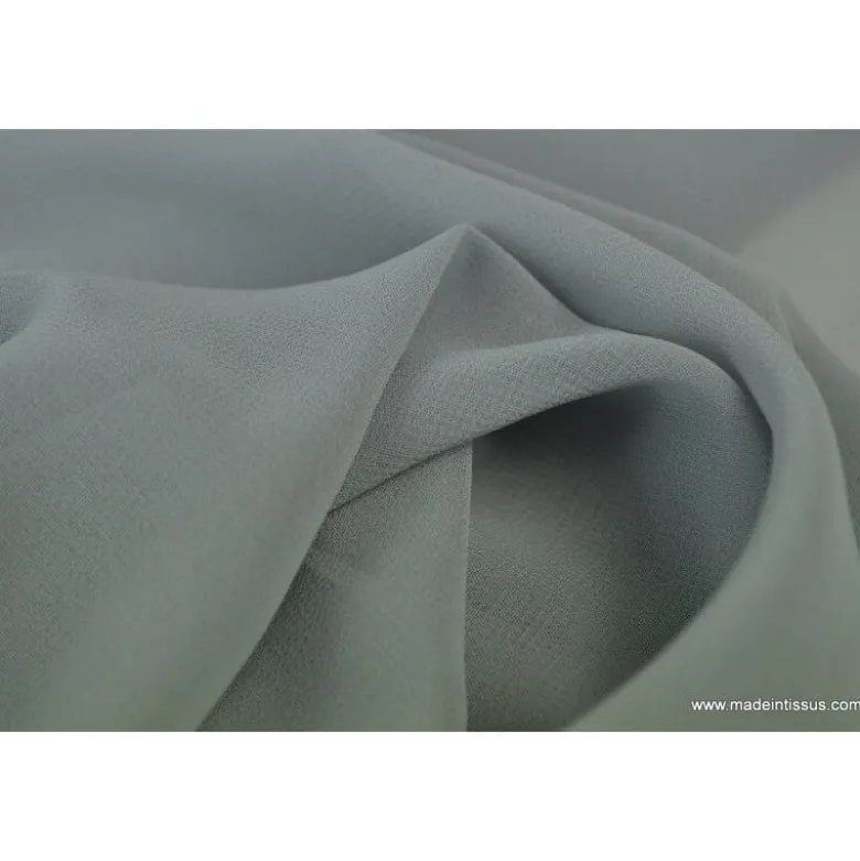 Tissu Mousseline fluide polyester gris .