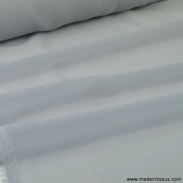 Tissu Mousseline fluide polyester gris .