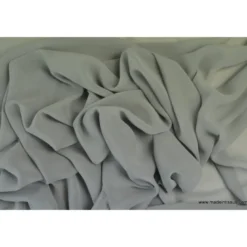 Tissu Mousseline fluide polyester gris .