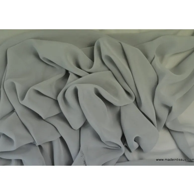 Tissu Mousseline fluide polyester gris .