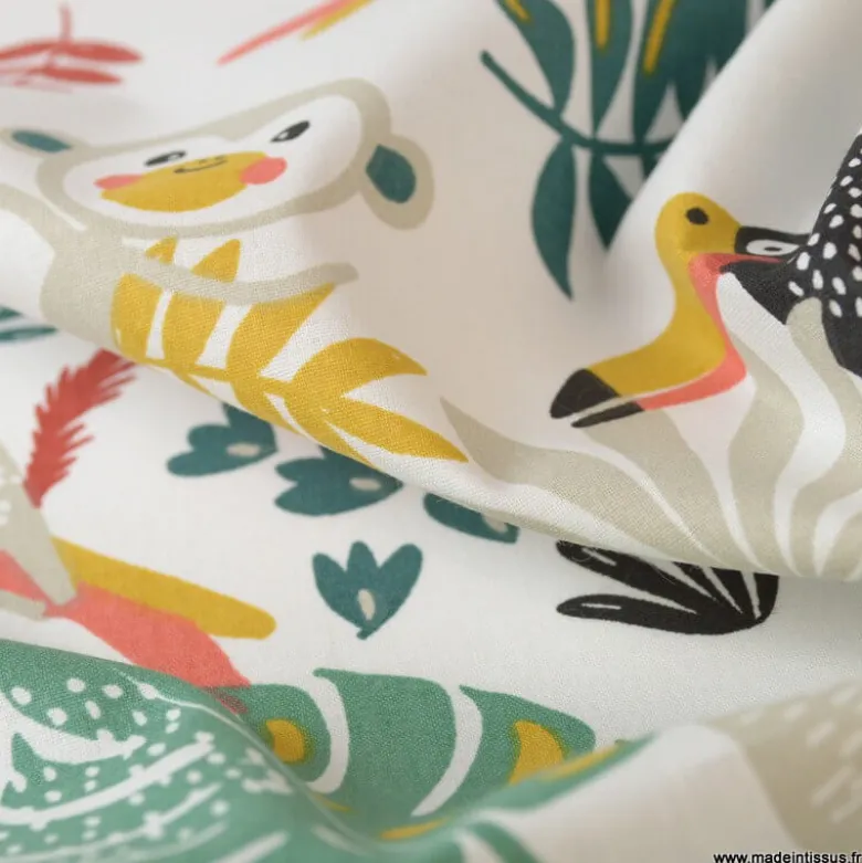 Tissu Payadi en coton OEKO TEX imprimé Perroquets et Paresseux fond blanc