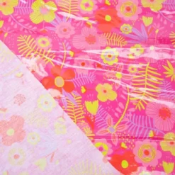Tissu plastifié imprimé fleurs sur fond fuchsia