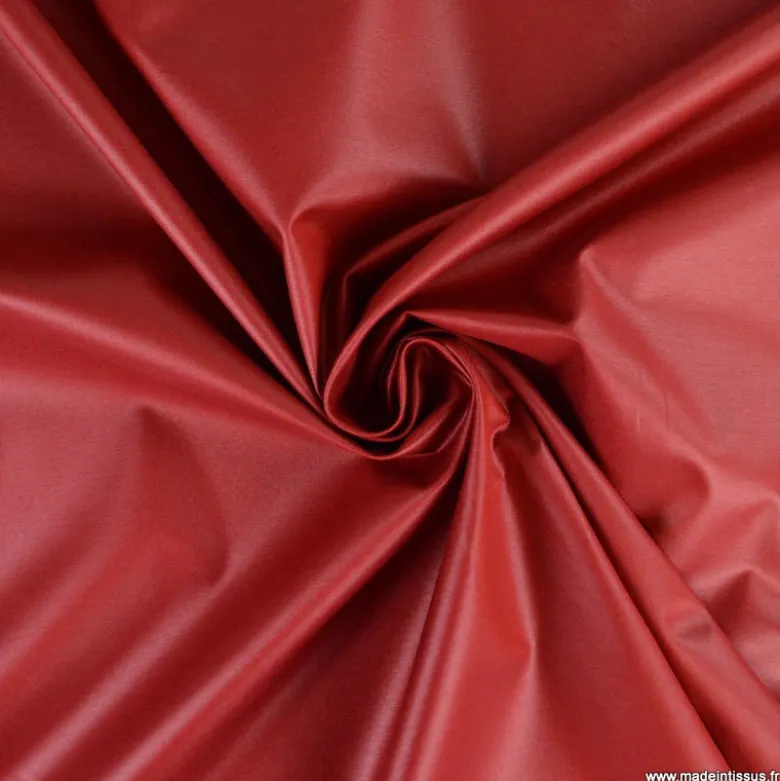 Tissu polycoton déperlant laqué, rouge bigarreau.