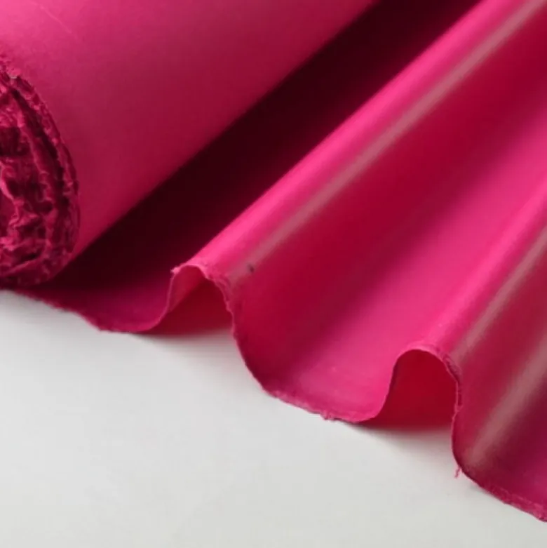 Tissu polyester fuchsia déperlant pour parapluie .