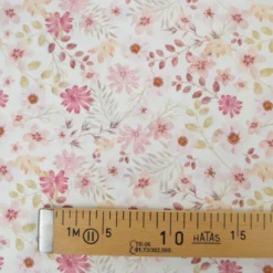Tissu popeline Ambroise fleurs pastel roses fond blanc cassé