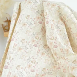 Tissu popeline Aurélien fleurs et plantes beige et rose fond blanc cassé