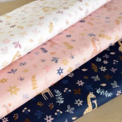 Tissu popeline Bio & OEKO TEX motifs girafes et fleurs fond rose - Poppy
