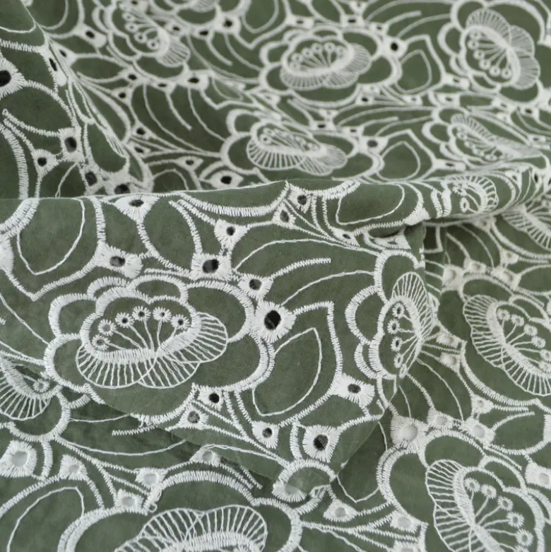 Tissu popeline de coton brodé fleurs Laurentine - Vert kaki