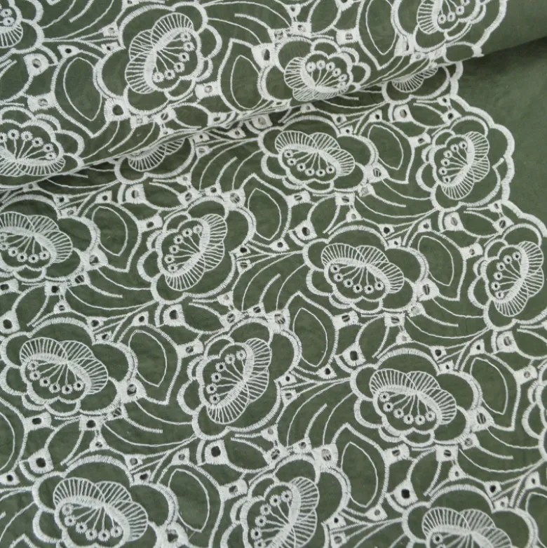 Tissu popeline de coton brodé fleurs Laurentine - Vert kaki