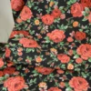 Tissu popeline de coton Campesina motif roses rouges fond noir