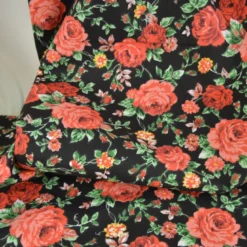 Tissu popeline de coton Campesina motif roses rouges fond noir