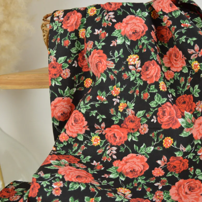 Tissu popeline de coton Campesina motif roses rouges fond noir