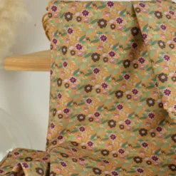 Tissu popeline de coton Field – Petites fleurs fond camel