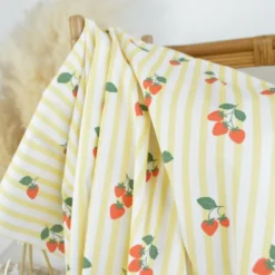 Tissu Popeline de coton Gariguette motif fraises et rayures jaunes - OEKO TEX