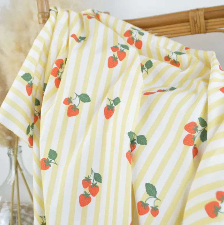 Tissu Popeline de coton Gariguette motif fraises et rayures jaunes - OEKO TEX