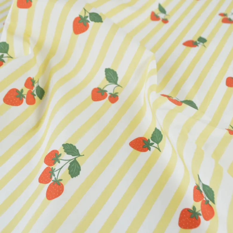 Tissu Popeline de coton Gariguette motif fraises et rayures jaunes - OEKO TEX
